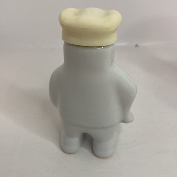 Salt and Pepper Shakers Hugging Chefs - Picture 9 of 15